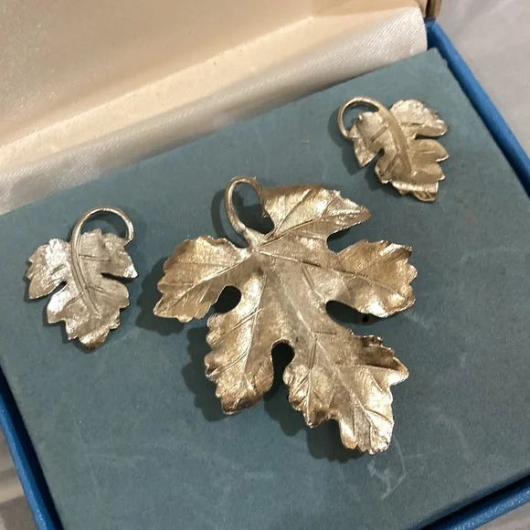 Vintage Silvertone Leaf Pendant/Brooch (pin) with Pierced Earrings - Picture 4 of 4